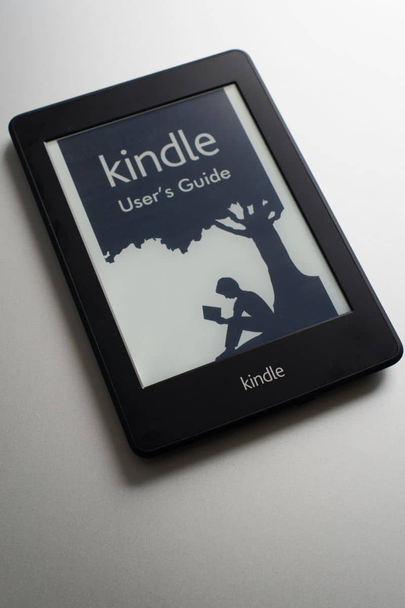 logo Amazon Kindle en tablet fondo blanco 