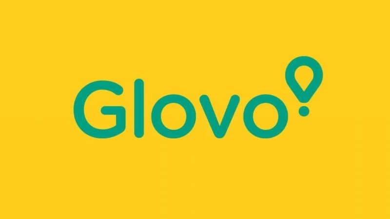 logo glovo letras azul fondo amarillo
