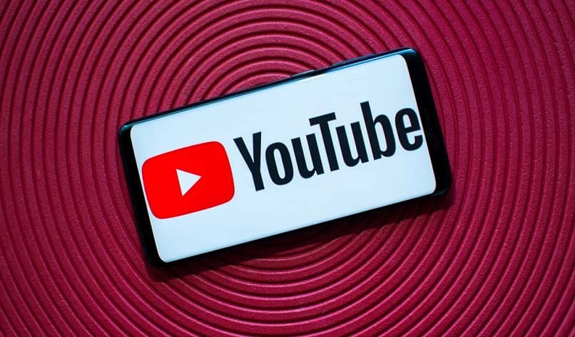 logotipo de youtube en movil a color 