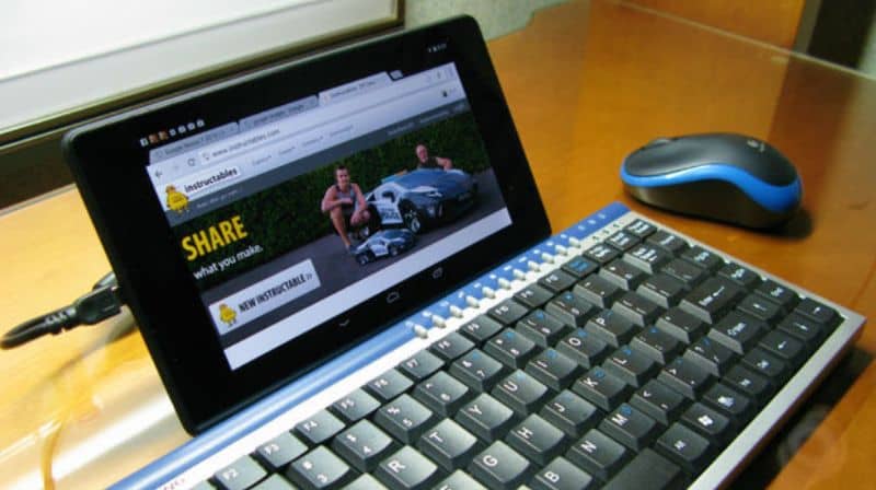 tablet con teclado y mouse