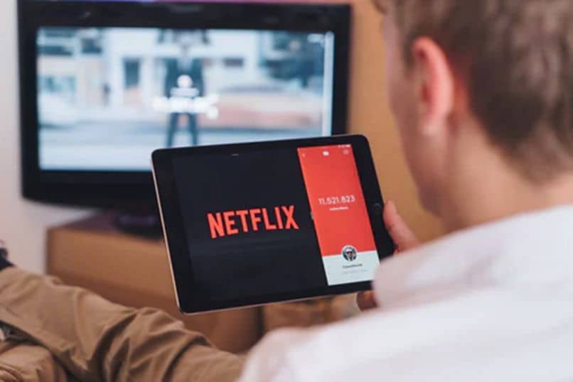 Hombre viendo Netflix en tablet