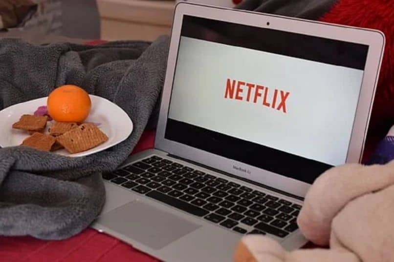 Laptop con Netflix en la pantalla