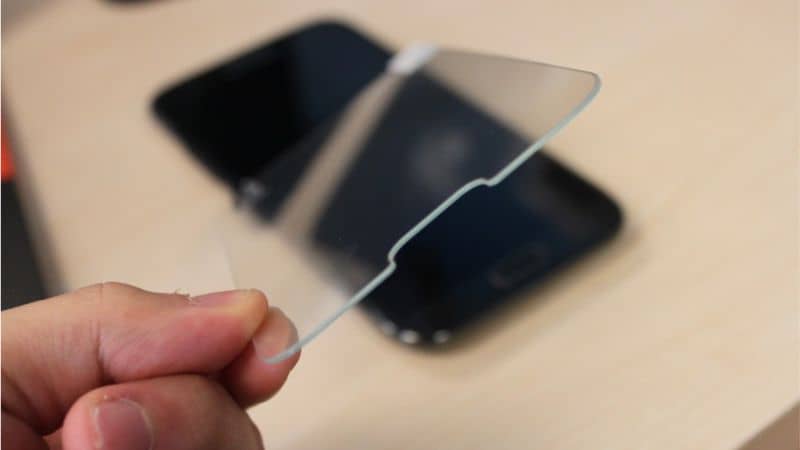 How to apply a screen protector without leaving bubbles step by step