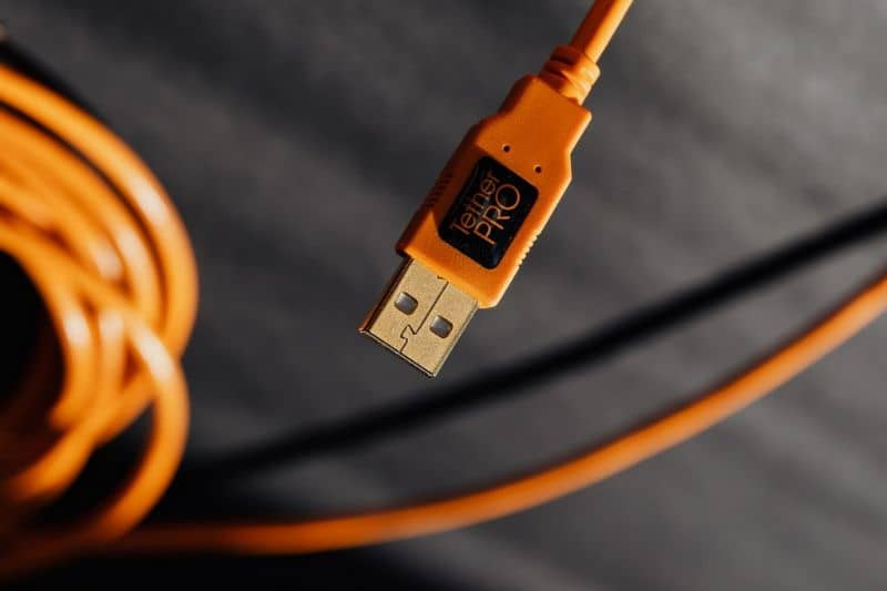 USB cable naranja