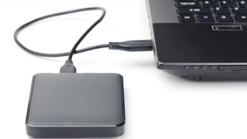 disco duro conectado con un cable a la computadora