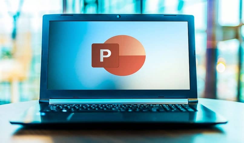 logo de powerpoint en laptop