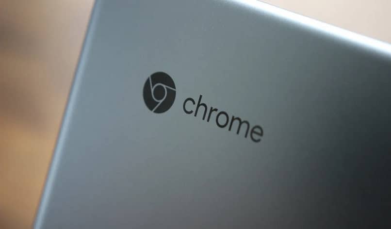 logotipo de chrome sobre chromebook