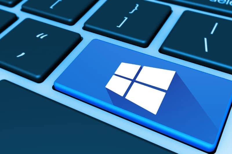 logotipo windows azul en teclado 