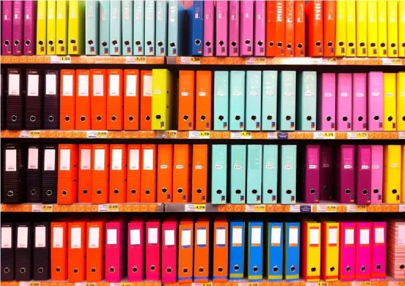 muchas carpetas de diferentes colores ordenadas en un archivero