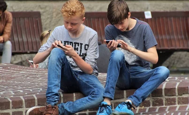 chicos jugando en telefonos