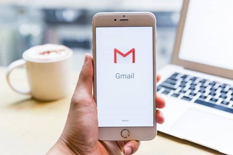 logo de gmail en la pantalla del celular