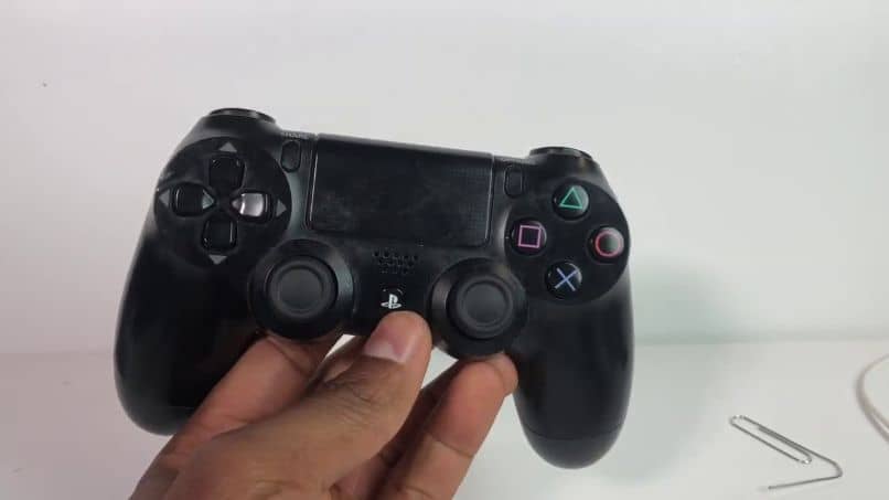 how to turn on ps4 controller