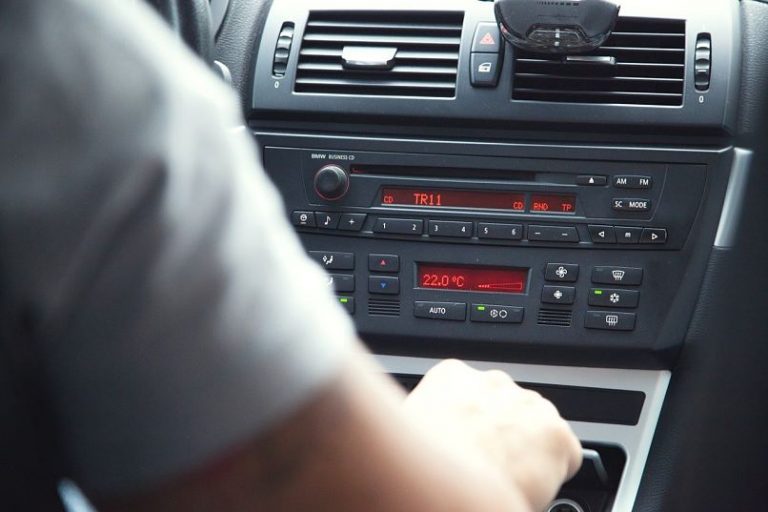 ¿Por qué la Radio de mi auto no Enciende? ¿Cuál es el Fusible de la Radio? Solución Mira
