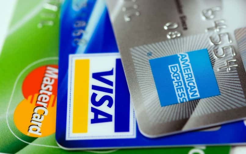 What are the advantages and disadvantages of an American Express credit card?
